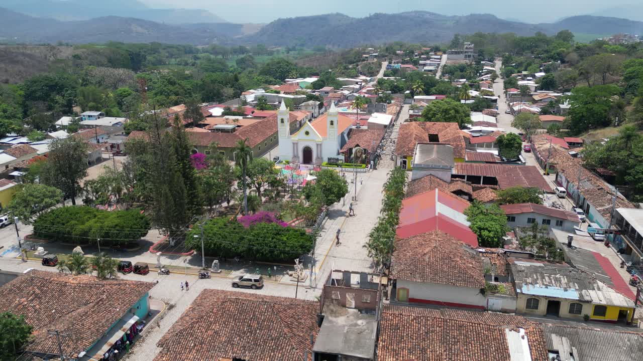 Vista aerea di Cantarranas, Honduras, con la chiesa coloniale, autentica città patrimonio dell'America Centrale