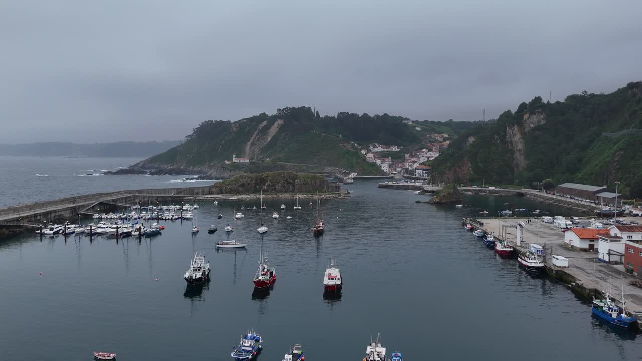 barcos de pesca en el puerto español cudillero asturias, norte de españa, avión no tripulado, aéreo
