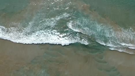 Toma-Aérea-De-Olas-Esmeralda,-Océano-Pacífico