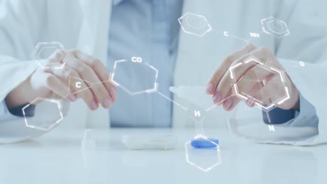 Animation-Von-DNA-Strangdiagrammen-über-Den-Händen-Einer-Kaukasischen-Ärztin,-Die-Eine-Ampulle-Hält