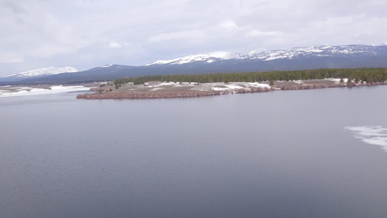 беспилотный летательный аппарат зимой показывает дома для отдыха вокруг водохранилища островного парка в островном парке идахо