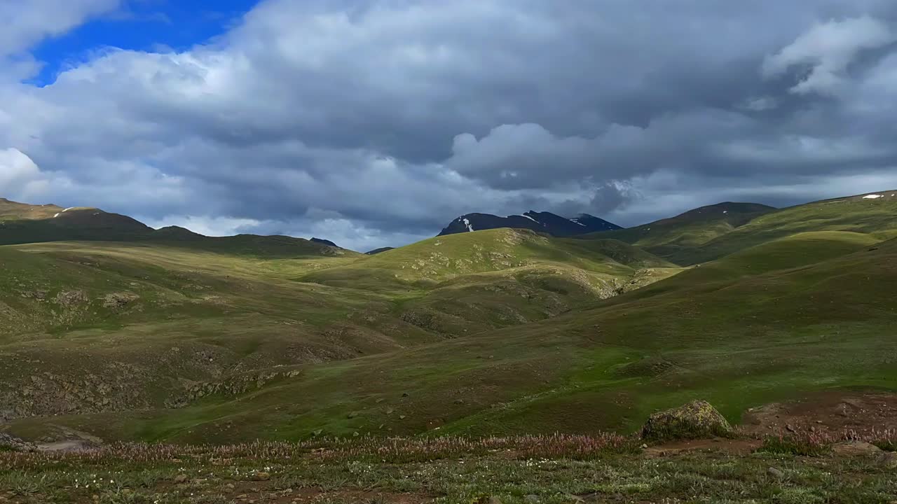 드라마틱한 구름이 가득한 하늘 아래의 데오사이 스카르두의 굴곡된 언덕을 보여주는 아름다운 풍경의 타임스