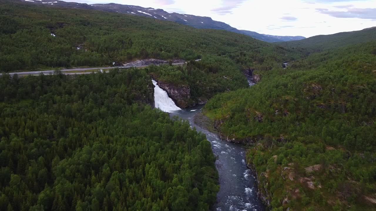 catarata de rovijokfossen y río ivgojohka a lo largo de la vegetación, storfjord, noruega, dolly en una toma de drone