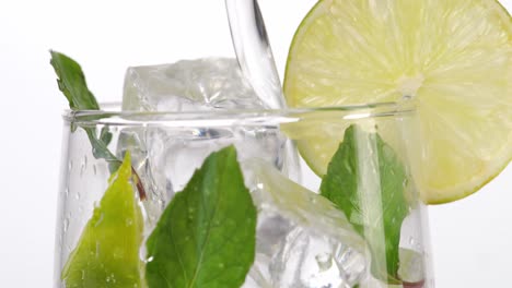 refreshing mojito cocktail