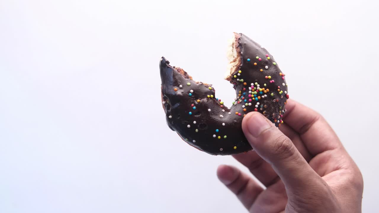 스프링클을 곁들인 초콜릿 도넛