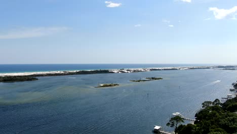 timelapse con drones de algunos barcos alrededor de algunas pequeñas islas en florida