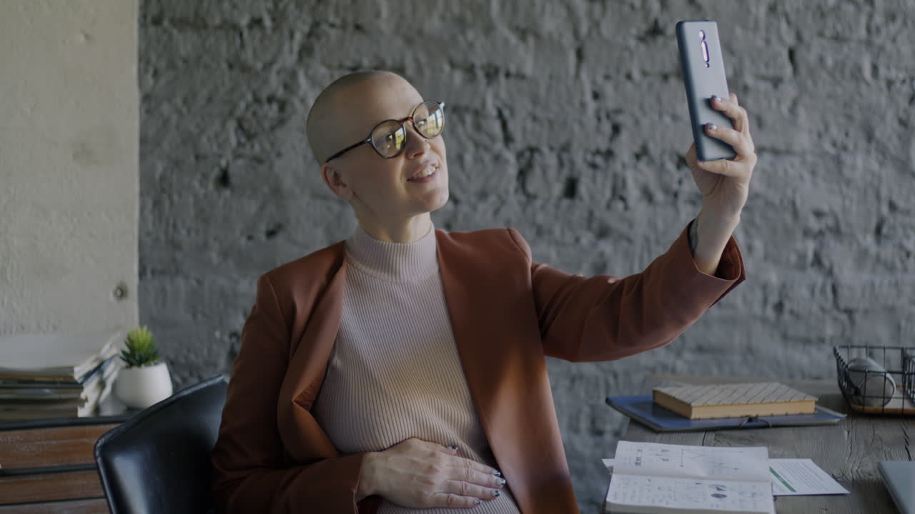 женщина делает селфи в офисе.