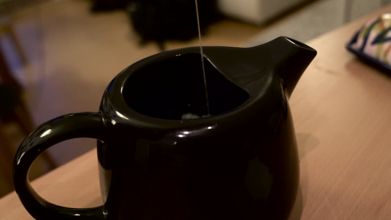 toma de primer plano de una bolsita de té empapada varias veces en la tetera