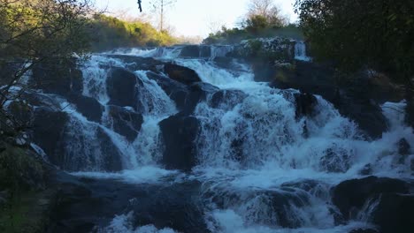 Aguas-De-La-Cascada-De-Castriz-Que-Fluyen-Hacia-El-Río-En-Verano-En-Santa-Comba,-Galicia,-España