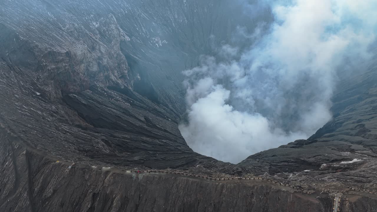 Pemandangan udara Gunung Berapi Bromo mengeluarkan asap