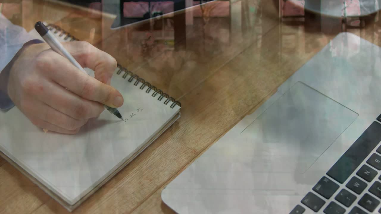 Mano derecha colocando un bolígrafo, haciendo trazos cortos, dibujando en un bloc de notas, con una superposición de comercio moviéndose sobre la mano.