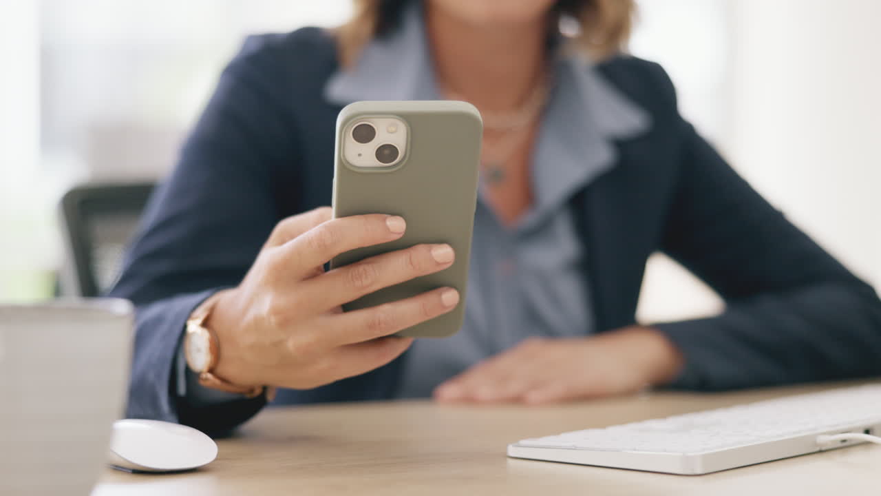 Comunicazione, email e mani che digitano su un telefono