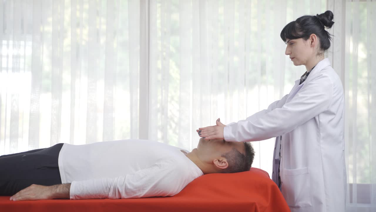 en la terapia del paciente. terapia de bioenergía.