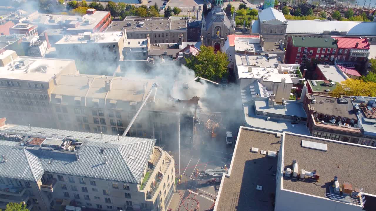 건물의 화재와 소방관의 대응에 대한 공중 사진