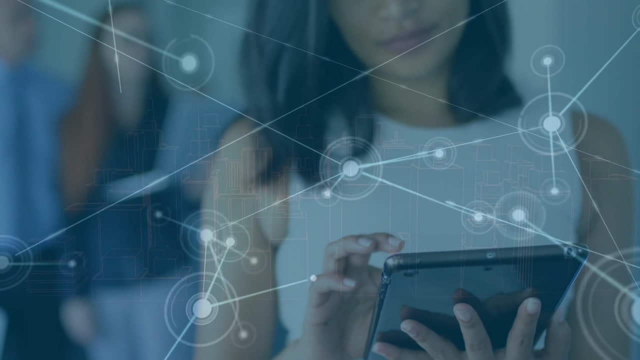 animación de la red de comunicación sobre mujer biracial usando tableta