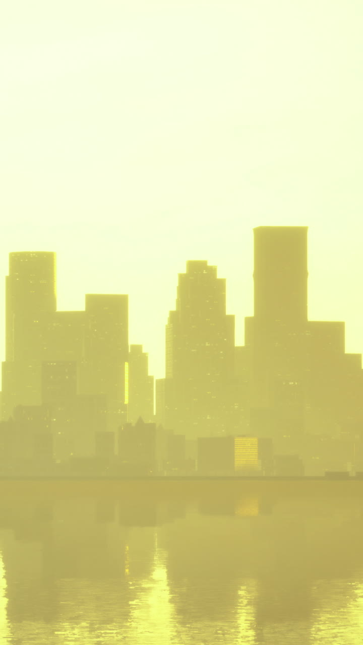Horizonte de la ciudad con reflejo de la luz solar en el agua al amanecer.