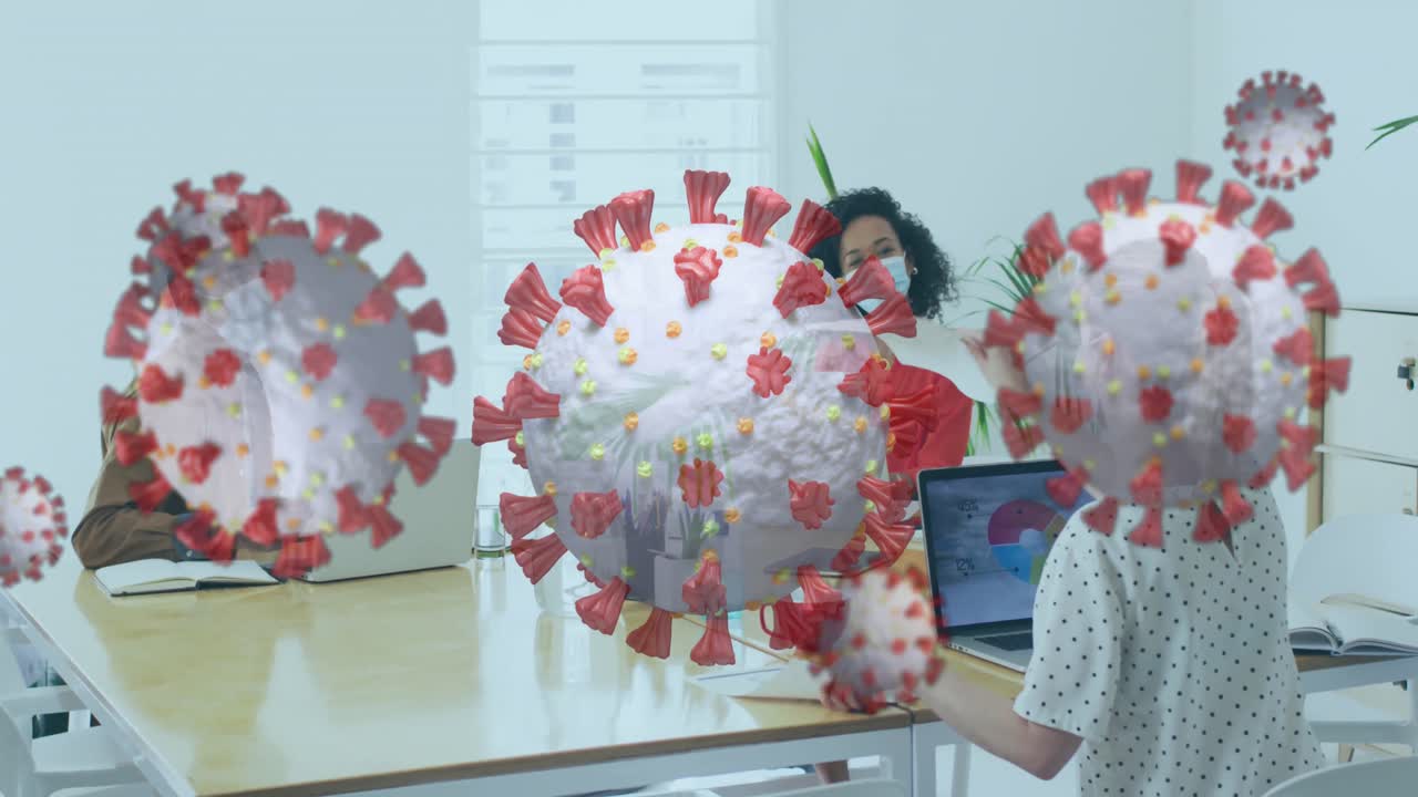 사무실에서 마스크를 착용한 동료들과 함께 떠다니는 코로나19 세포의 애니메이션