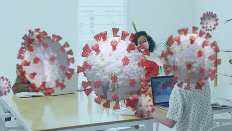 animación de células de covid-19 flotantes con colegas en la oficina con máscaras faciales