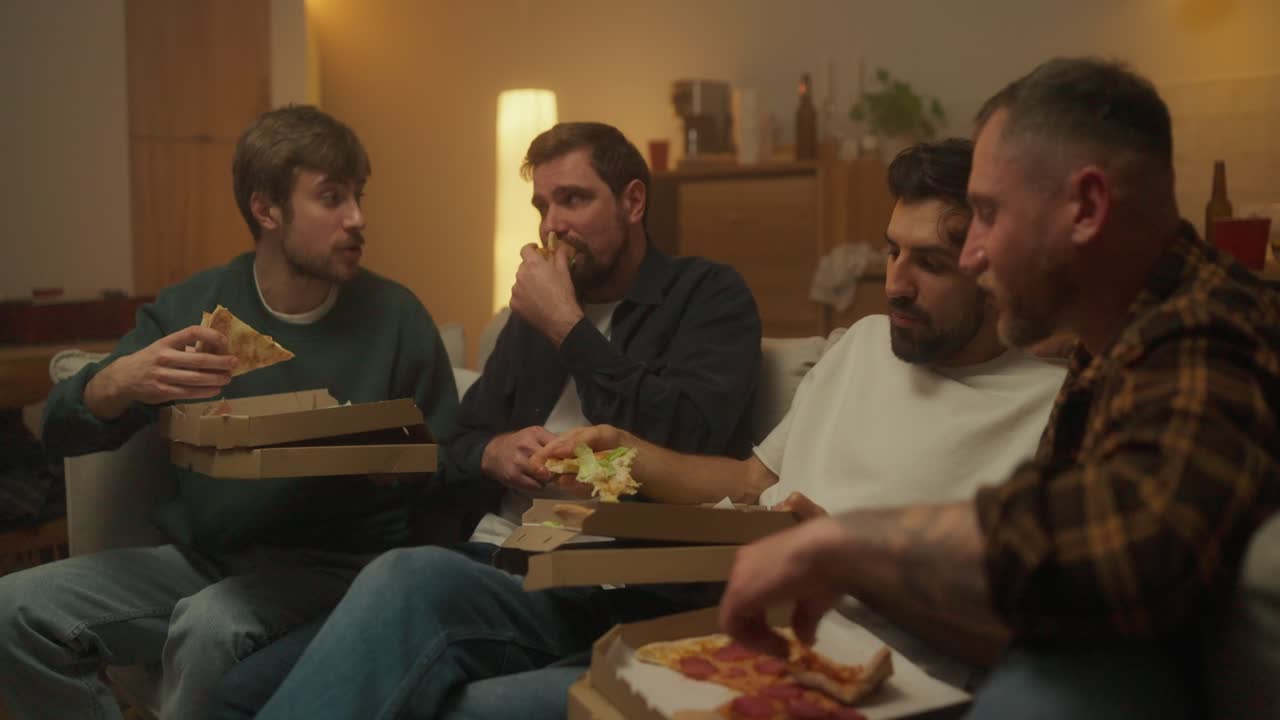 amigos disfrutando de la pizza en casa