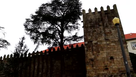 exterior de las murallas fernandinas estructura medieval con torres de vigilancia en oporto, portugal