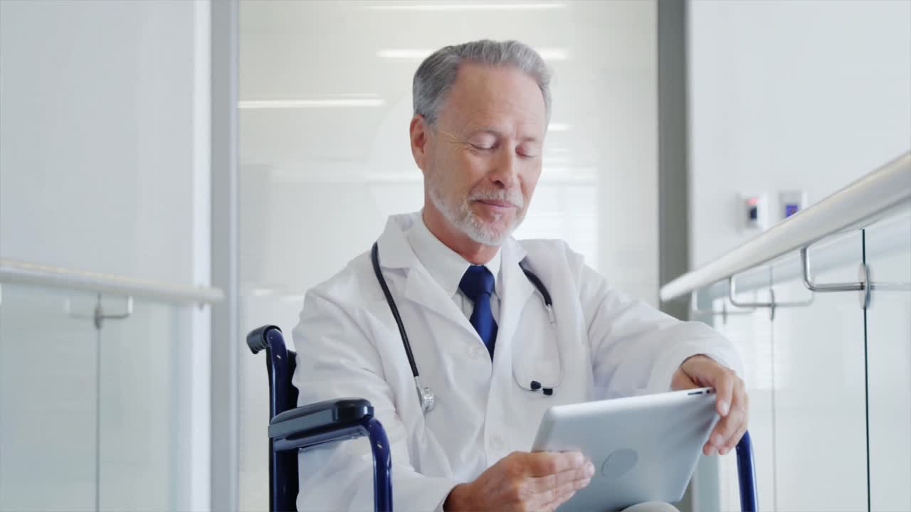 Chirurgo che utilizza un tablet digitale
