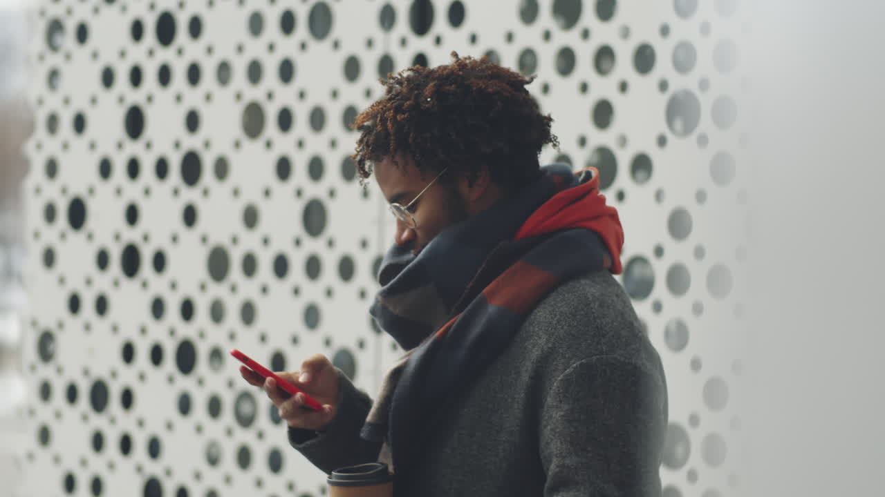 Giovane che usa lo smartphone all'aperto