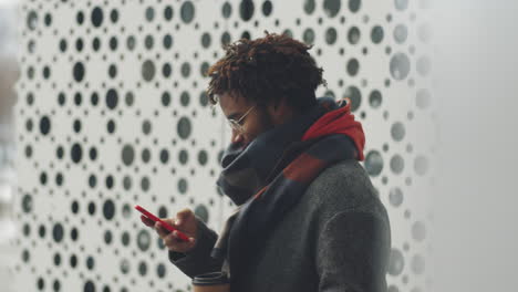 joven usando un teléfono inteligente al aire libre
