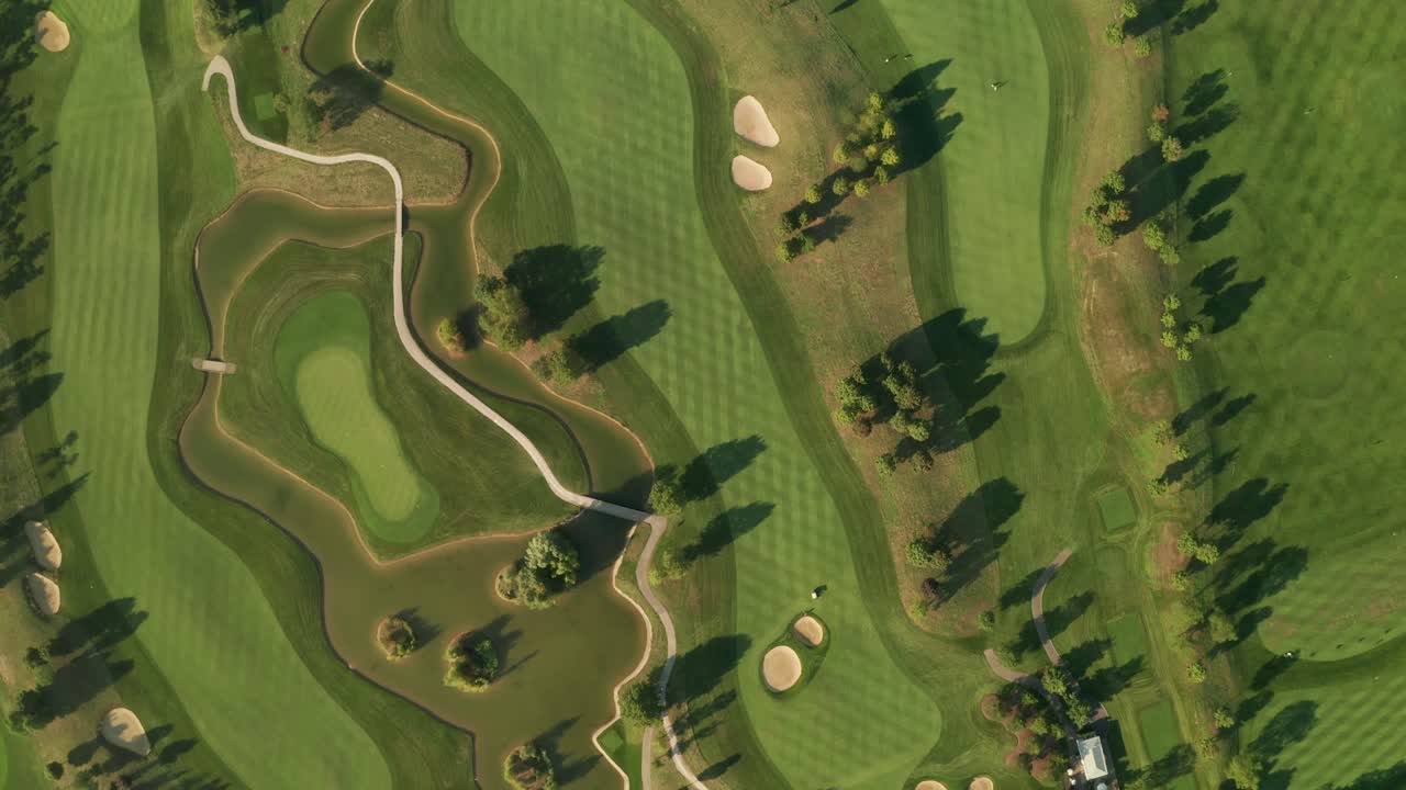 아름다운 추상 패턴, 모래 구덩이, 나무, 호수가 있는 골프 코스의 공중 전망