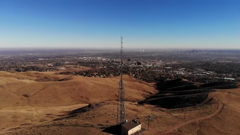 Una-Sartén-Sobre-Una-Imponente-Torre-Celular