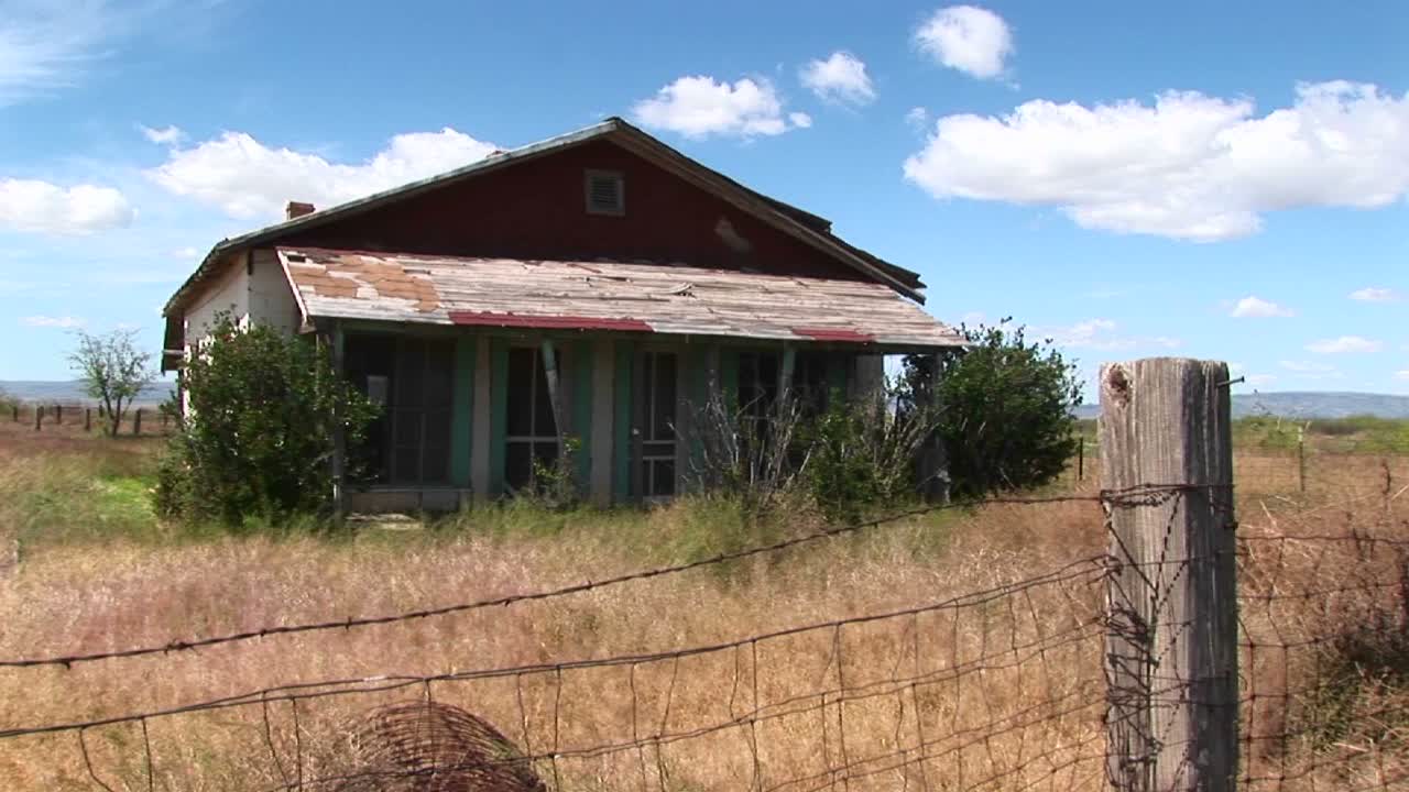 plano medio de una antigua casa de rancho de texas 1