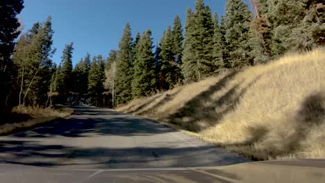 Hyperlapse-Fahrt-Im-Herbst-Eine-Bergstraße-Hinunter,-Wobei-Eine-Geschwindigkeitsrampe-Langsamer-Und-Dann-Schneller-Wird,-Um-Den-Schneebedeckten-Berg-Zu-Zeigen