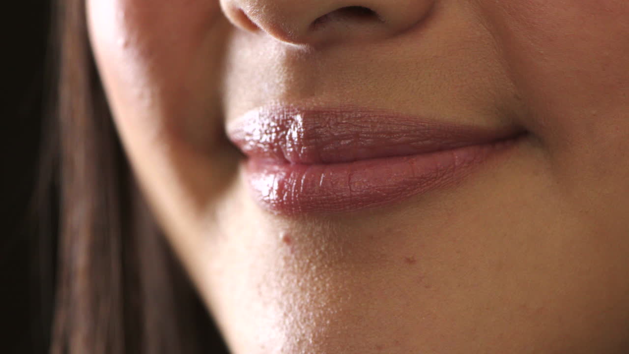 primer plano de una mujer sonriendo de alegría