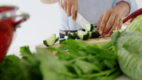 Hermosa-Mujer-Cortando-Verduras-En-Una-Tabla-De-Cortar