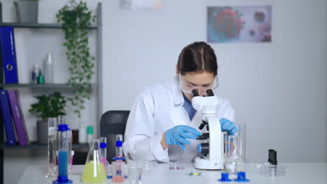 científico trabajando en un laboratorio con un microscopio