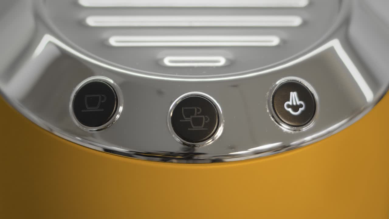 커피 머신이 켜지고 아이콘이 박이고 있습니다.