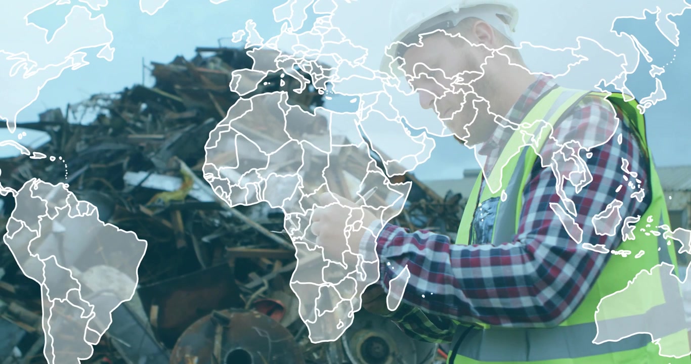 Appare una mappa del mondo, un operaio del cantiere ispeziona un mucchio di rottami e scrive su un blocco note per un audit di riciclaggio.