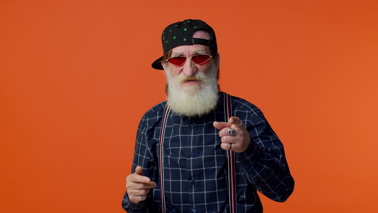 anciano enojado estrecha la mano con rabia, furioso se queja de algo se ha peleado con alguien