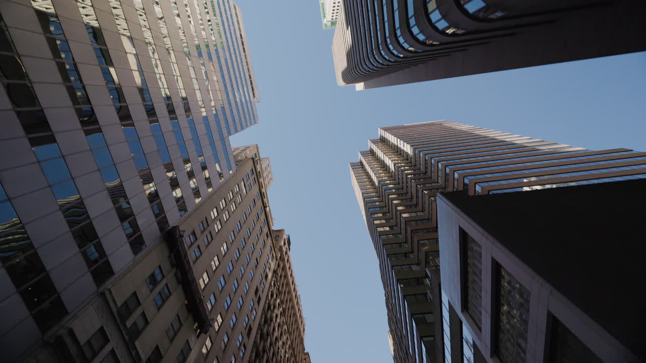 Arranha-céus modernos vistos do nível da rua na cidade de Nova Iorque, perspectiva ascendente dramática da arquitetura do distrito comercial urbano, EUA
