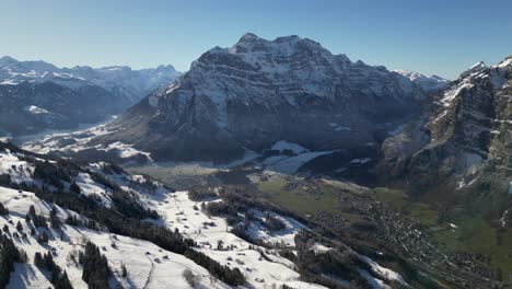 Pueblo-De-Los-Alpes-Suizos-Vista-Aérea-De-La-Cordillera-Suiza-Nieve-Del-Invierno