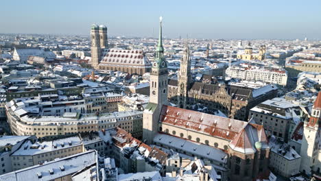 Drohnenflug-Im-Winter-über-Die-Münchner-Altstadt,-Marienplatz