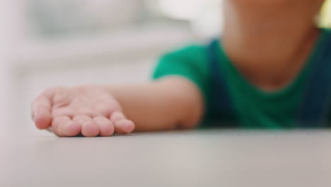 niño, madre y cogiéndose de la mano para el apoyo