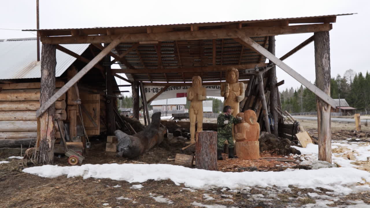 시골 환경에서 목조 조각 작업실