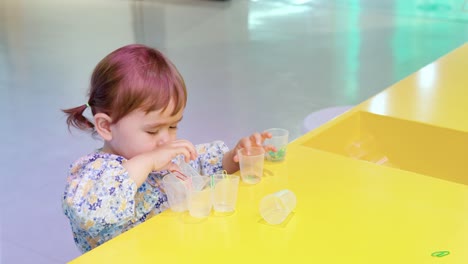 Niña-Curiosa-Jugando-En-El-Museo-Infantil-De-Gyeonggi-En-Corea-Del-Sur---Plano-Medio