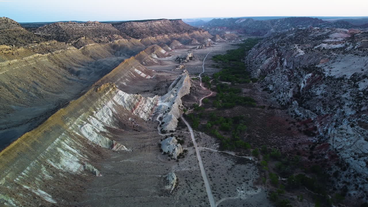 cámara lenta del paisaje rocoso de otro mundo en los acantilados de bermellón utah