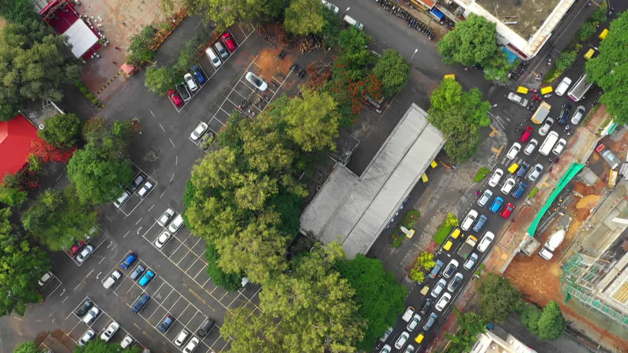 방갈로르 시 교통 거리 및 주차장 공중 다운 파노라마 4k