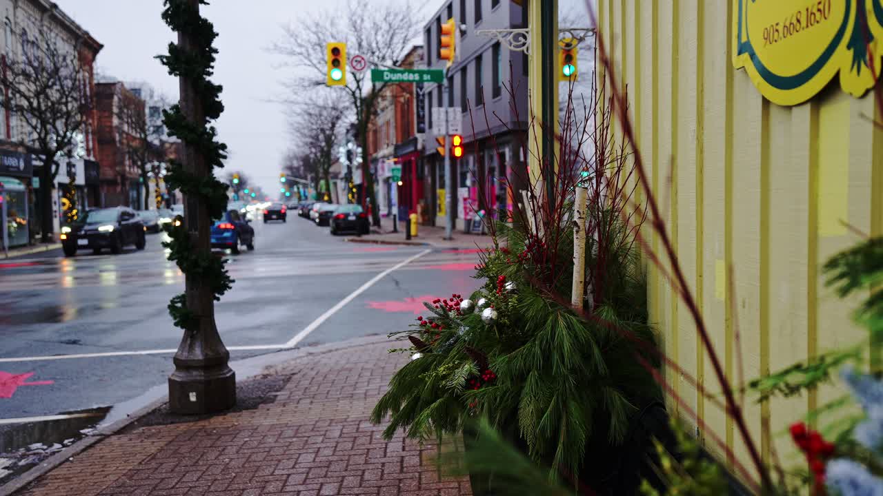 Whitby Vinterhovedgade efter regnen med julepynt langs fortovet, Canada