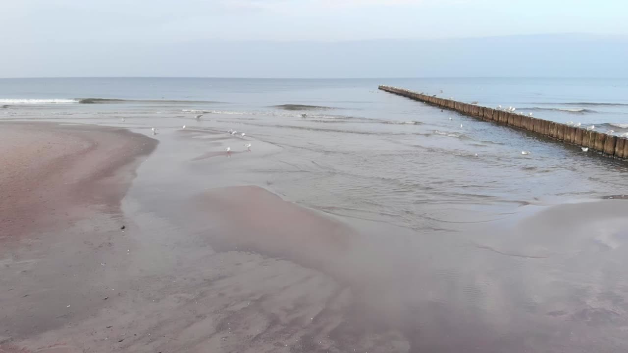 겨울에 ustka에서 모래 해변의 공중 샷