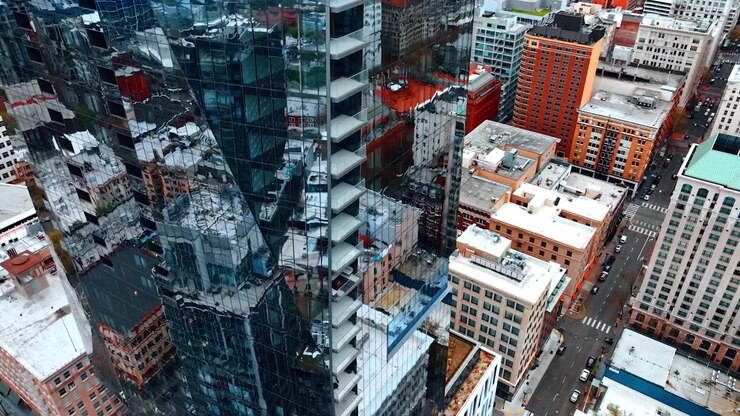 Descendo ao longo da fachada espelhada de um edifício alto. Vista de uma rua em Portland, Oregon, EUA do alto.