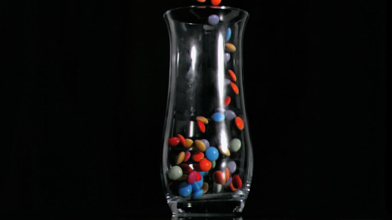 los caramelos se extienden en súper cámara lenta.