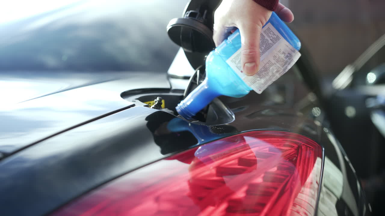 추가 마일리지를 위해 연료 첨가제를 가스 탱크에 붓습니다.